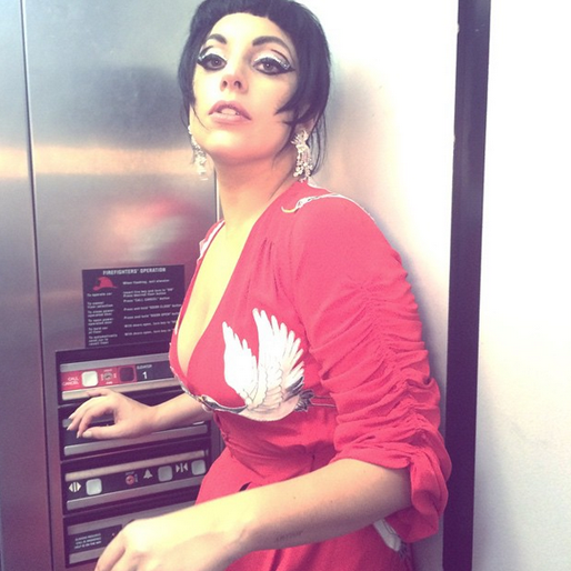 Lady Gaga tar hissen. Lady Gaga tar hissen.
